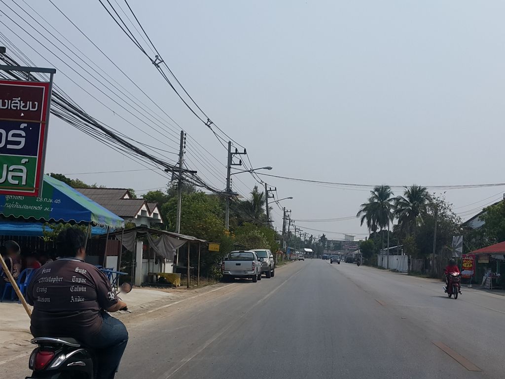 ภาพถนนตรงที่ ราชาข้าวมันไก่ ตั้งอยู่ ถ่ายโดย jrcarlsen พ.ศ. 2559 (2016) · A street-level view of where ราชาข้าวมันไก่ · Racha Khao Man Kai stands, by jrcarlsen in 2559 (2016)