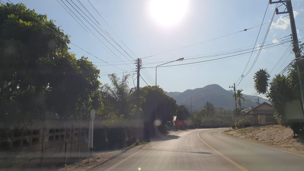 ภาพถนนตรงที่ สถานีของหวาน ตั้งอยู่ ถ่ายโดย jrcarlsen พ.ศ. 2565 (2022) · A street-level view of where สถานีของหวาน · Sathani Khongwan stands, by jrcarlsen in 2565 (2022)