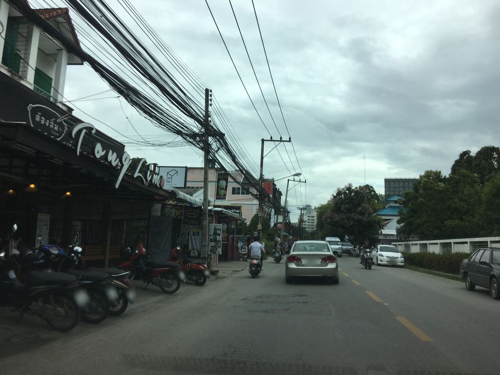 ภาพถนนตรงที่ ร้านขายยา โอสถชกร (Chakhon Pharmacy) 药房 สาขาสันติธรรม, ร้านยาใกล้ฉัน ตั้งอยู่ ถ่ายโดย wapriz พ.ศ. 2561 (2018) · A street-level view of where ร้านขายยา โอสถชกร (Chakhon Pharmacy) 药房 สาขาสันติธรรม, ร้านยาใกล้ฉัน stands, by wapriz in 2561 (2018)