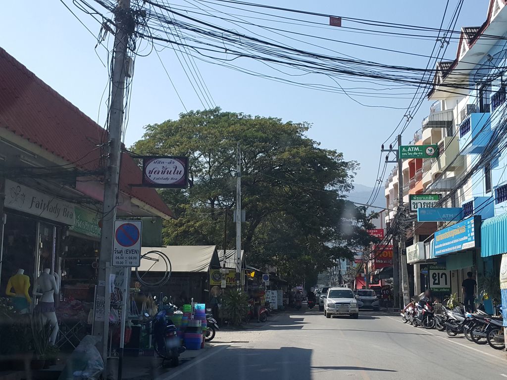 ภาพถนนตรงที่ As mobile ตั้งอยู่ ถ่ายโดย jrcarlsen พ.ศ. 2559 (2016) · A street-level view of where As mobile stands, by jrcarlsen in 2559 (2016)