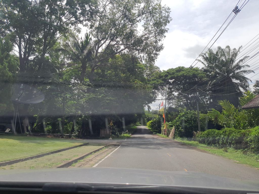ภาพถนนตรงที่ Rung Arun Hot Springs Resort ตั้งอยู่ ถ่ายโดย jrcarlsen พ.ศ. 2566 (2023) · A street-level view of where Rung Arun Hot Springs Resort stands, by jrcarlsen in 2566 (2023)