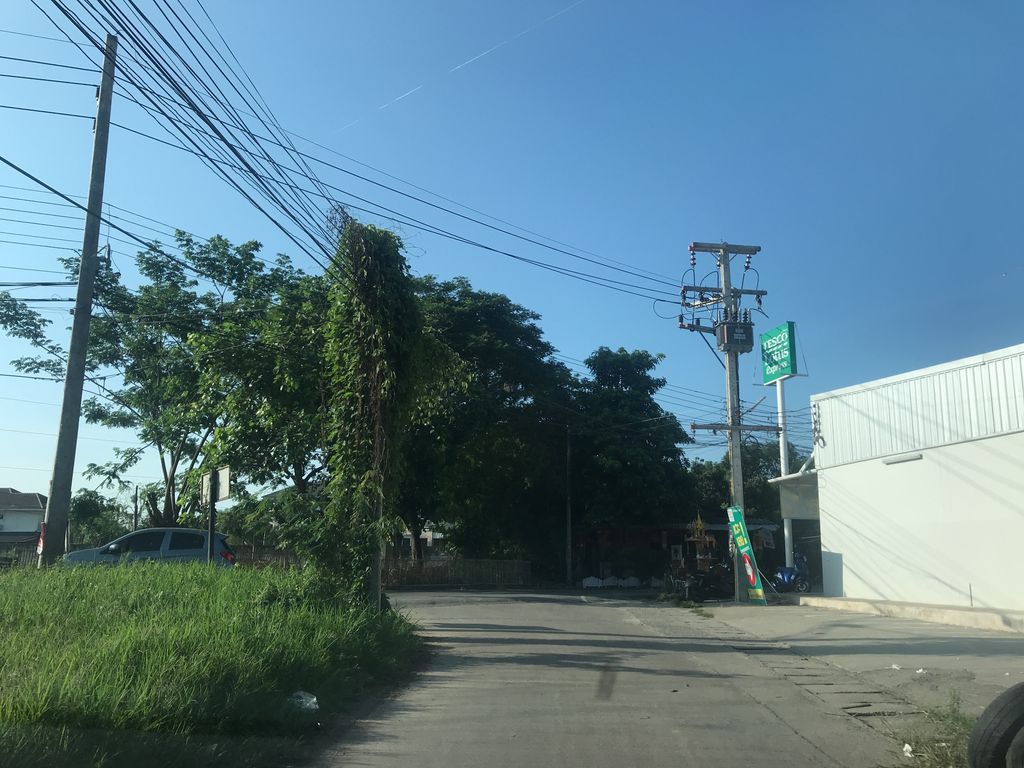 ภาพถนนตรงที่ ร้านฮิมก๊ง บ้านโจ้ (Himgong ) ตั้งอยู่ ถ่ายโดย prasert พ.ศ. 2561 (2018) · A street-level view of where ร้านฮิมก๊ง บ้านโจ้ (Himgong ) stands, by prasert in 2561 (2018)