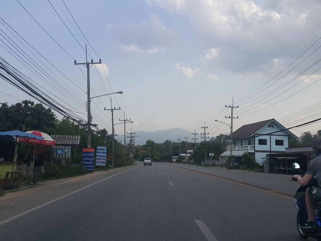 ภาพถนนตรงที่ AB.coffee ตั้งอยู่ ถ่ายโดย jrcarlsen พ.ศ. 2558 (2015) · A street-level view of where AB.coffee stands, by jrcarlsen in 2558 (2015)