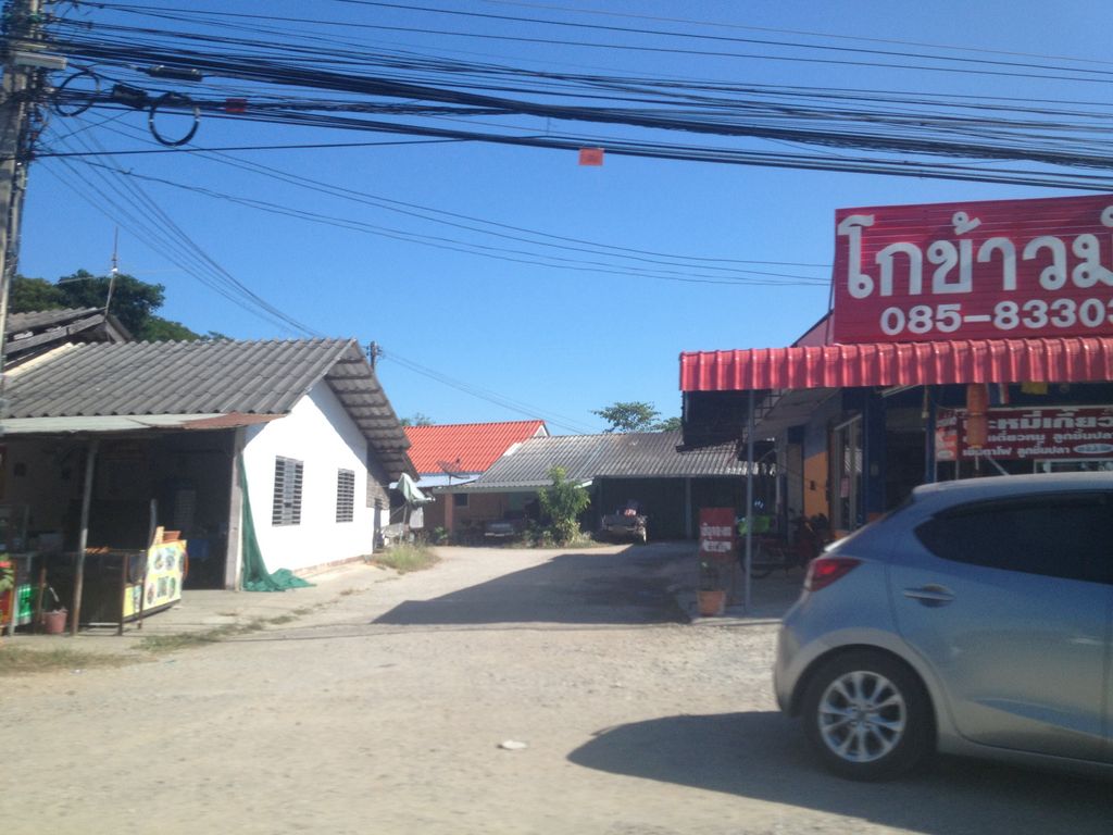 ภาพถนนตรงที่ โกข้าวมันไก่ ตั้งอยู่ ถ่ายโดย jimwatana พ.ศ. 2558 (2015) · A street-level view of where โกข้าวมันไก่ · Kokhaomankai stands, by jimwatana in 2558 (2015)