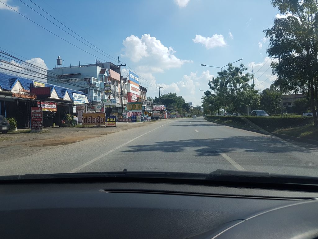 ภาพถนนตรงที่ Kerry Express แยกแม่โจ้ ตั้งอยู่ ถ่ายโดย ekkarin พ.ศ. 2561 (2018) · A street-level view of where Kerry Express แยกแม่โจ้ stands, by ekkarin in 2561 (2018)