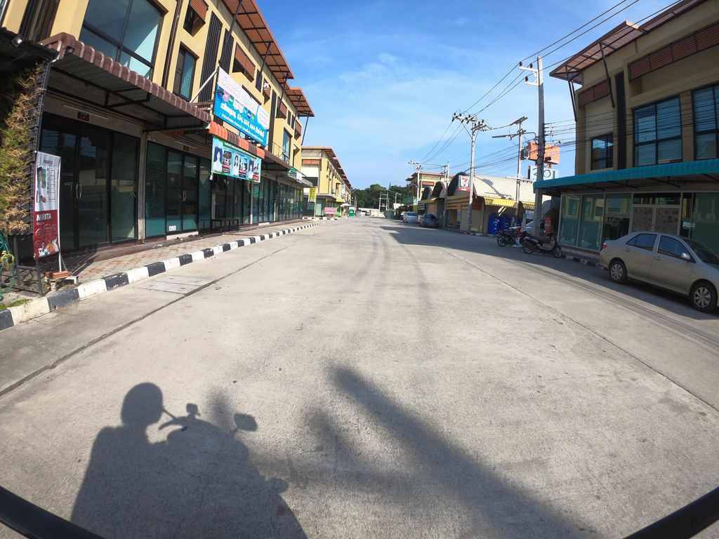 ภาพถนนตรงที่ ก๋วยจั๊บดับเบิ้ลทู ตั้งอยู่ ถ่ายโดย chanuwath_grab พ.ศ. 2562 (2019) · A street-level view of where ก๋วยจั๊บดับเบิ้ลทู · Kuaichap Dapboen Thu stands, by chanuwath_grab in 2562 (2019)