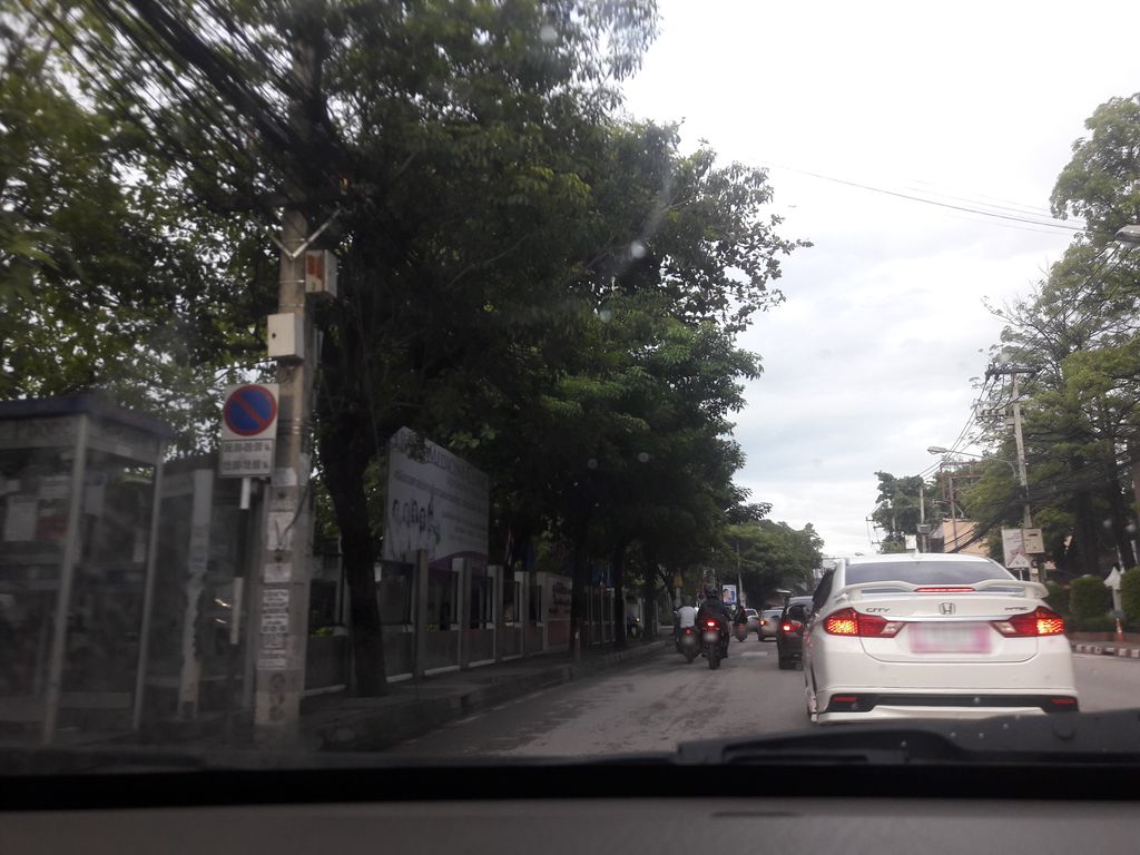 ภาพถนนตรงที่ Siri Sheds ตั้งอยู่ ถ่ายโดย ratchaphat พ.ศ. 2561 (2018) · A street-level view of where Siri Sheds stands, by ratchaphat in 2561 (2018)