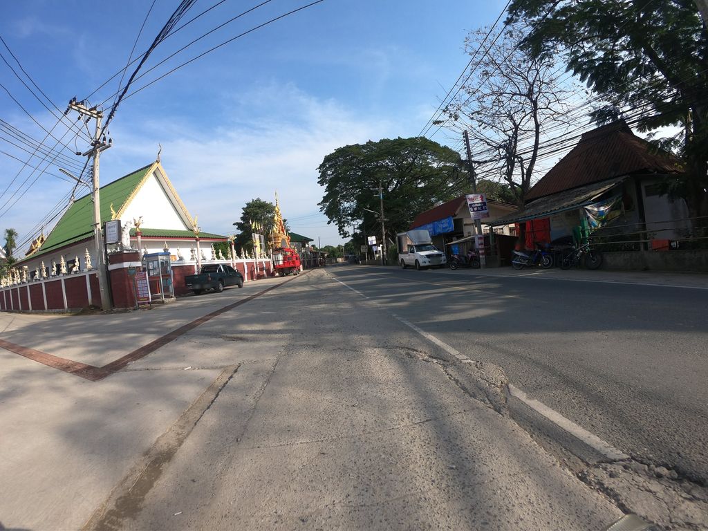 ภาพถนนตรงที่ น้องกาแฟสด ตั้งอยู่ ถ่ายโดย chanuwath_grab พ.ศ. 2562 (2019) · A street-level view of where น้องกาแฟสด · Nongkafaetda stands, by chanuwath_grab in 2562 (2019)