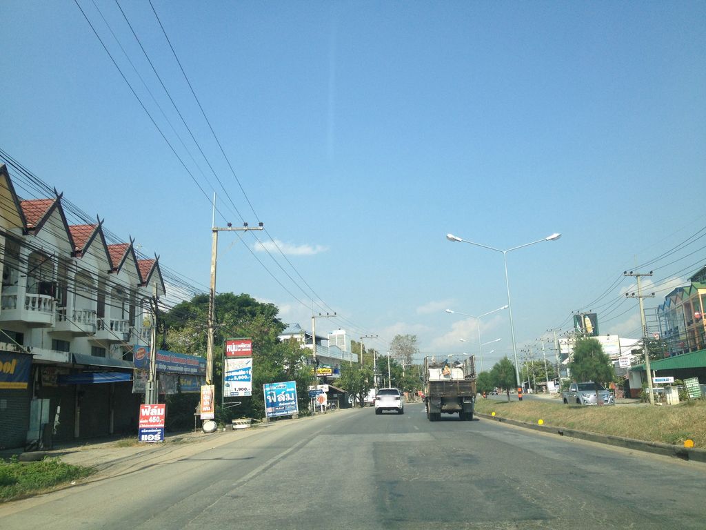 ภาพถนนตรงที่ หนุ่ม ออโต้ซาวด์ ตั้งอยู่ ถ่ายโดย jimwatana พ.ศ. 2558 (2015) · A street-level view of where หนุ่ม ออโต้ซาวด์ · Num Auto Sound stands, by jimwatana in 2558 (2015)