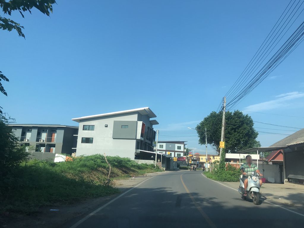 ภาพถนนตรงที่ ลาบลุงวี ตั้งอยู่ ถ่ายโดย prasert พ.ศ. 2561 (2018) · A street-level view of where ลาบลุงวี · Lablungwi stands, by prasert in 2561 (2018)