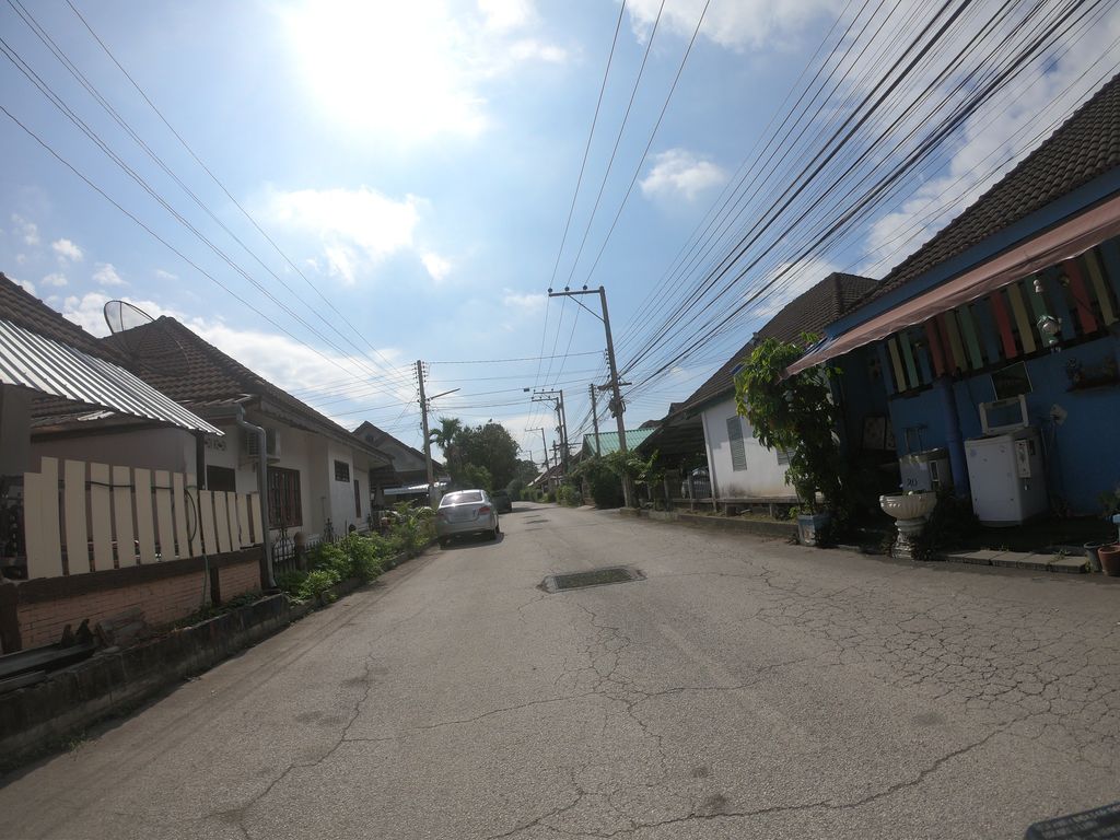 ภาพถนนตรงที่ Sparrow Nest Guest House ตั้งอยู่ ถ่ายโดย chanuwath_grab พ.ศ. 2562 (2019) · A street-level view of where Sparrow Nest Guest House stands, by chanuwath_grab in 2562 (2019)