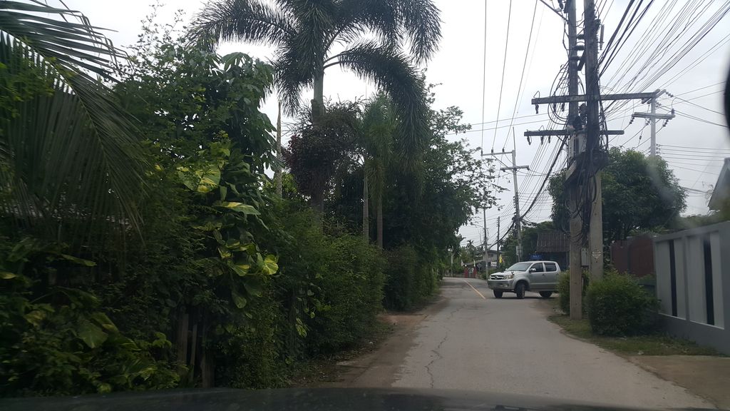 ภาพถนนตรงที่ สองหนุ่มปลาเผา ตั้งอยู่ ถ่ายโดย jrcarlsen พ.ศ. 2561 (2018) · A street-level view of where สองหนุ่มปลาเผา · Song Num Plaphao stands, by jrcarlsen in 2561 (2018)