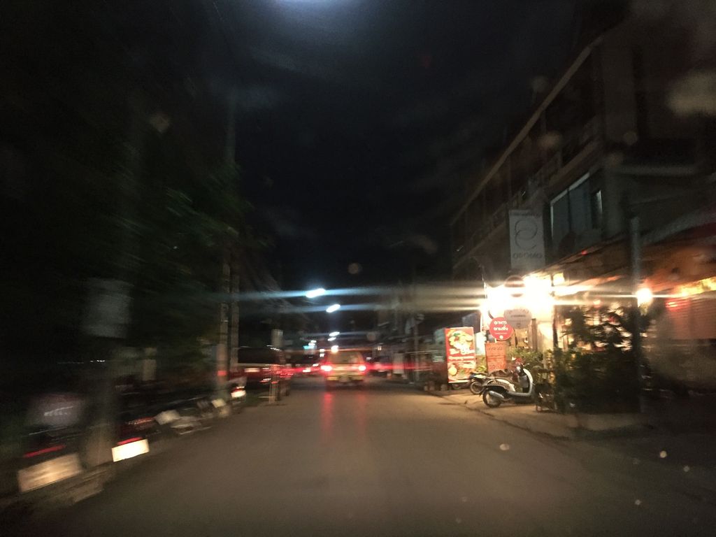 ภาพถนนตรงที่ ข้าวขาหมูตั้งตัวนะ ตั้งอยู่ ถ่ายโดย kyoko พ.ศ. 2561 (2018) · A street-level view of where ข้าวขาหมูตั้งตัวนะ · Khaokhamu Tangtua Na stands, by kyoko in 2561 (2018)