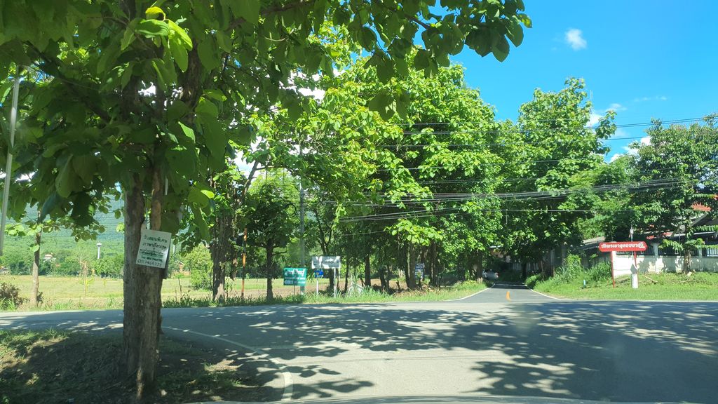 ภาพถนนตรงที่ ร้านข่วงยินดี ตั้งอยู่ ถ่ายโดย jrcarlsen พ.ศ. 2564 (2021) · A street-level view of where ร้านข่วงยินดี · Ran Khwong Yindi stands, by jrcarlsen in 2564 (2021)