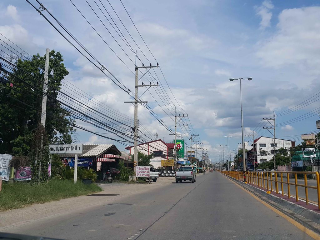 ภาพถนนตรงที่ ข้าวซอยล้านนา KhaoSoi Lanna ตั้งอยู่ ถ่ายโดย jrcarlsen พ.ศ. 2558 (2015) · A street-level view of where ข้าวซอยล้านนา KhaoSoi Lanna stands, by jrcarlsen in 2558 (2015)
