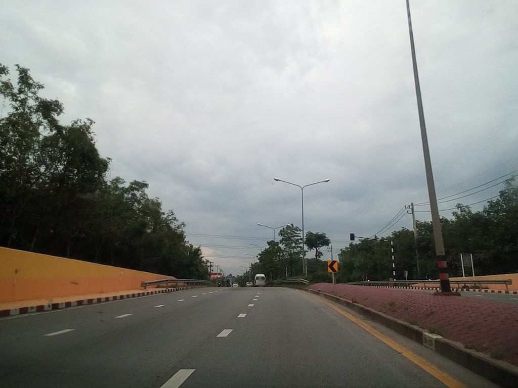 ภาพถนนตรงที่ บมจ.พีรพัฒน์ เทคโนโลยี ศูนย์ธุรกิจเชียงใหม่ ตั้งอยู่ ถ่ายโดย kyoko พ.ศ. 2561 (2018) · A street-level view of where บมจ.พีรพัฒน์ เทคโนโลยี ศูนย์ธุรกิจเชียงใหม่ · Bamot.phinphat Technology Sun Thunkit Chiang Mai stands, by kyoko in 2561 (2018)