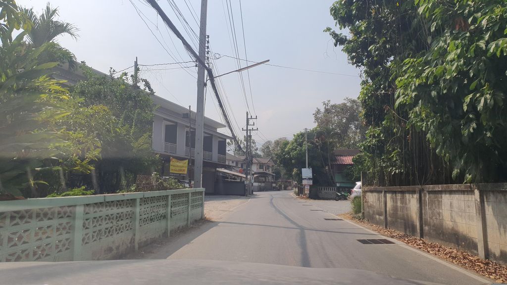 ภาพถนนตรงที่ หม่าล่าเดอะการ์เด้น ตั้งอยู่ ถ่ายโดย jrcarlsen พ.ศ. 2566 (2023) · A street-level view of where หม่าล่าเดอะการ์เด้น · Mala The Garden stands, by jrcarlsen in 2566 (2023)