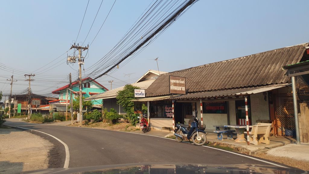 ภาพถนนตรงที่ ขาหมูหลังบ้าน ตั้งอยู่ ถ่ายโดย jrcarlsen พ.ศ. 2565 (2022) · A street-level view of where ขาหมูหลังบ้าน · Khamu Langban stands, by jrcarlsen in 2565 (2022)