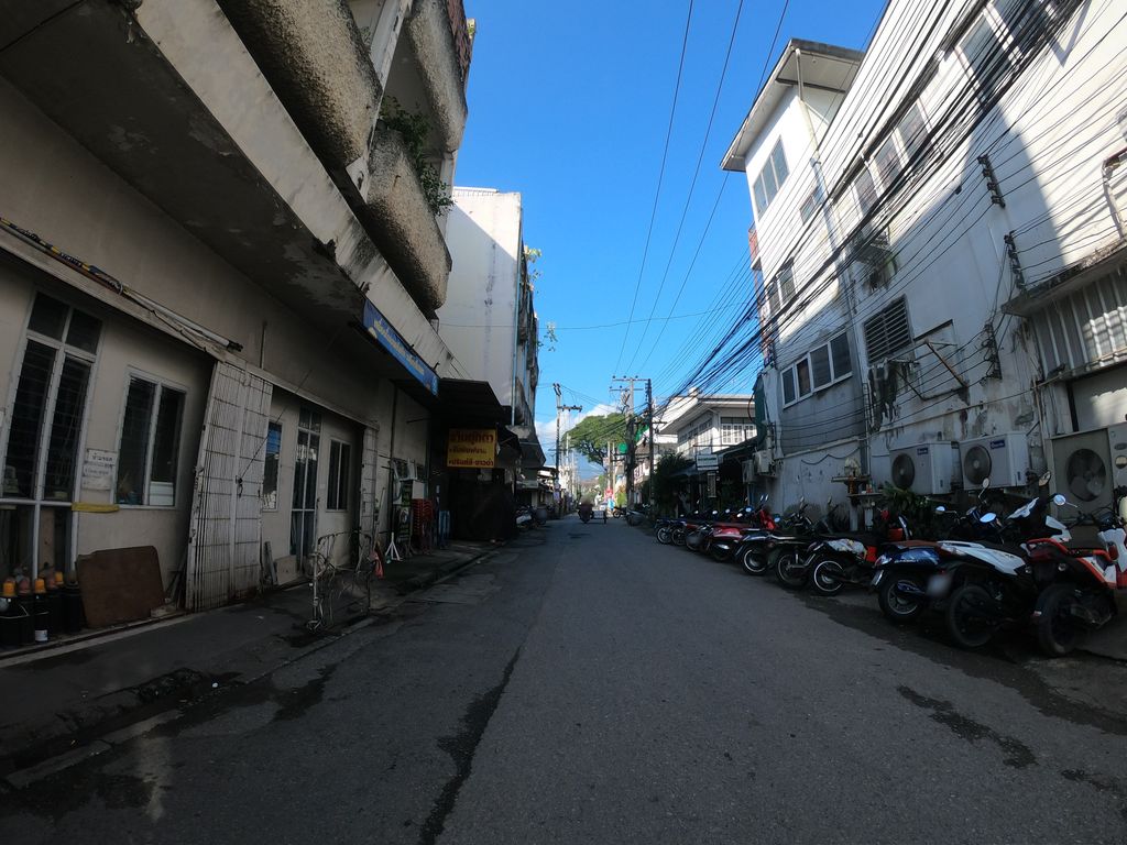 ภาพถนนตรงที่ Beef Street Boys Chiang Mai ตั้งอยู่ ถ่ายโดย chanuwath_grab พ.ศ. 2562 (2019) · A street-level view of where Beef Street Boys Chiang Mai stands, by chanuwath_grab in 2562 (2019)