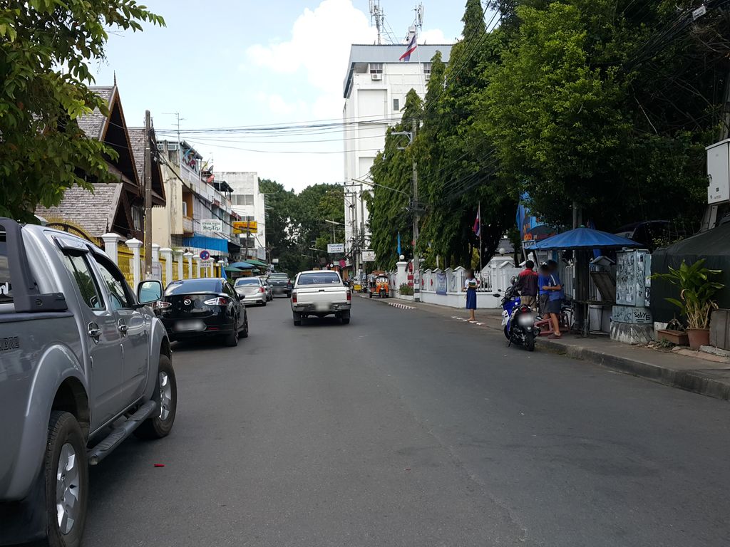 ภาพถนนตรงที่ สภากาชาด ตั้งอยู่ ถ่ายโดย jrcarlsen พ.ศ. 2558 (2015) · A street-level view of where สภากาชาด · Kachat Police station stands, by jrcarlsen in 2558 (2015)