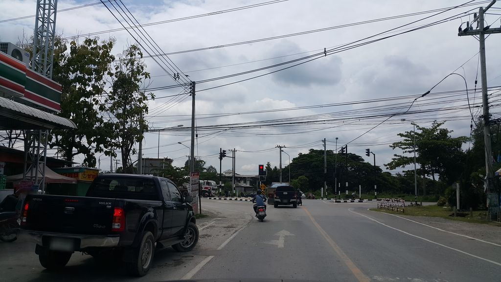 ภาพถนนตรงที่ ราดหน้่ายอดผักอั๋นโภชนาFood&Delivery ตั้งอยู่ ถ่ายโดย jrcarlsen พ.ศ. 2559 (2016) · A street-level view of where ราดหน้่ายอดผักอั๋นโภชนาFood&Delivery stands, by jrcarlsen in 2559 (2016)