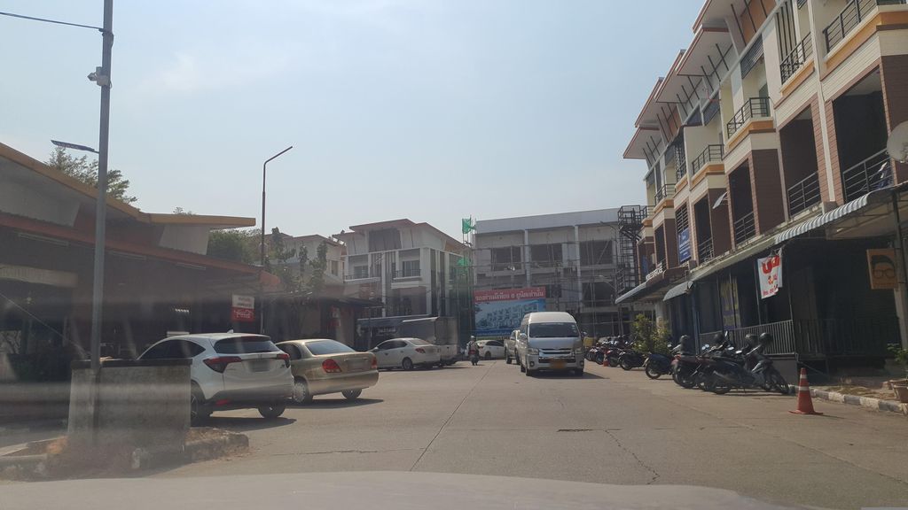 ภาพถนนตรงที่ กาดแม่ริมพลาซ่า ตั้งอยู่ ถ่ายโดย jrcarlsen พ.ศ. 2566 (2023) · A street-level view of where กาดแม่ริมพลาซ่า · Kat Mae Rim Plaza stands, by jrcarlsen in 2566 (2023)