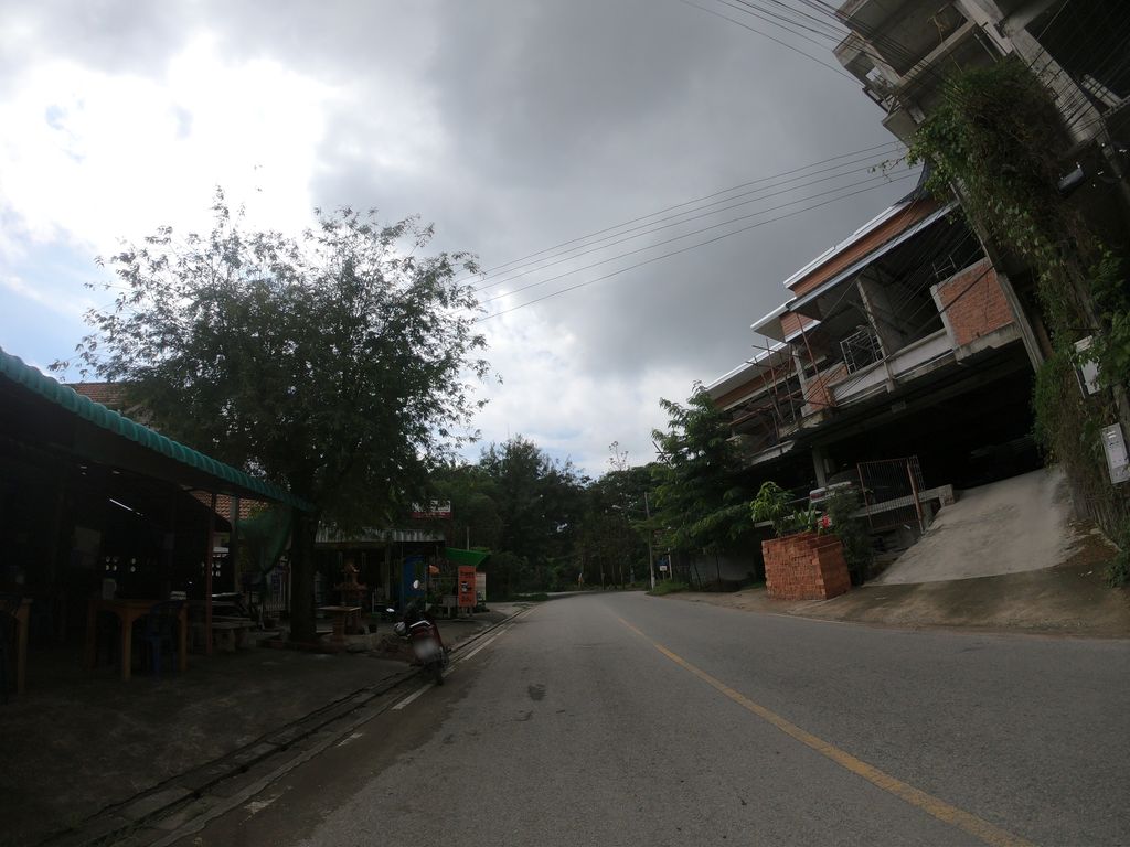 ภาพถนนตรงที่ ร้านวิวดอยมินิมาร์ท ตั้งอยู่ ถ่ายโดย chanuwath_grab พ.ศ. 2562 (2019) · A street-level view of where ร้านวิวดอยมินิมาร์ท · Ran View Doi Mini Mart stands, by chanuwath_grab in 2562 (2019)