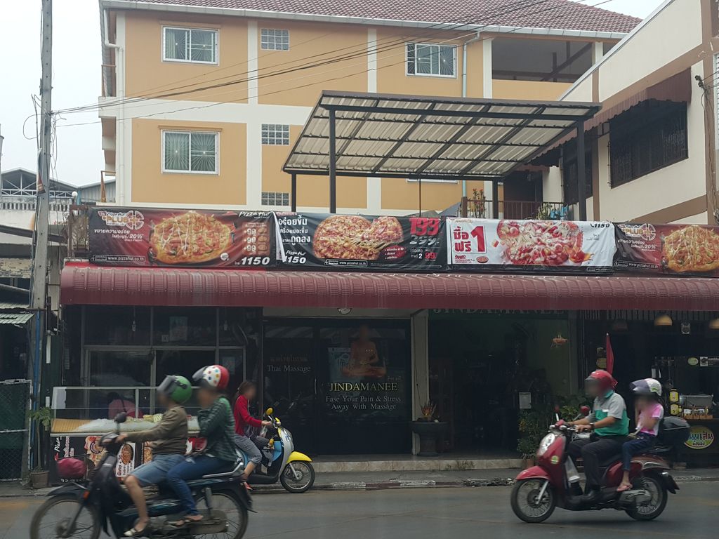 ภาพถนนตรงที่ ร้านกุญแจเชียงใหม่หนึ่งกุญแจ ตั้งอยู่ ถ่ายโดย jrcarlsen พ.ศ. 2559 (2016) · A street-level view of where ร้านกุญแจเชียงใหม่หนึ่งกุญแจ · Ran Kunchae Chiang Mai Nueng Kunchae stands, by jrcarlsen in 2559 (2016)