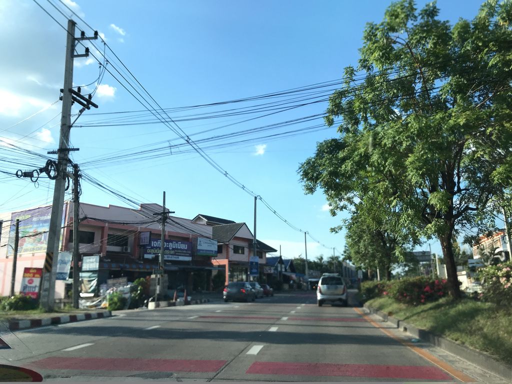 ภาพถนนตรงที่ Independent CNX Tattoo Studio ตั้งอยู่ ถ่ายโดย prasert พ.ศ. 2561 (2018) · A street-level view of where Independent CNX Tattoo Studio stands, by prasert in 2561 (2018)