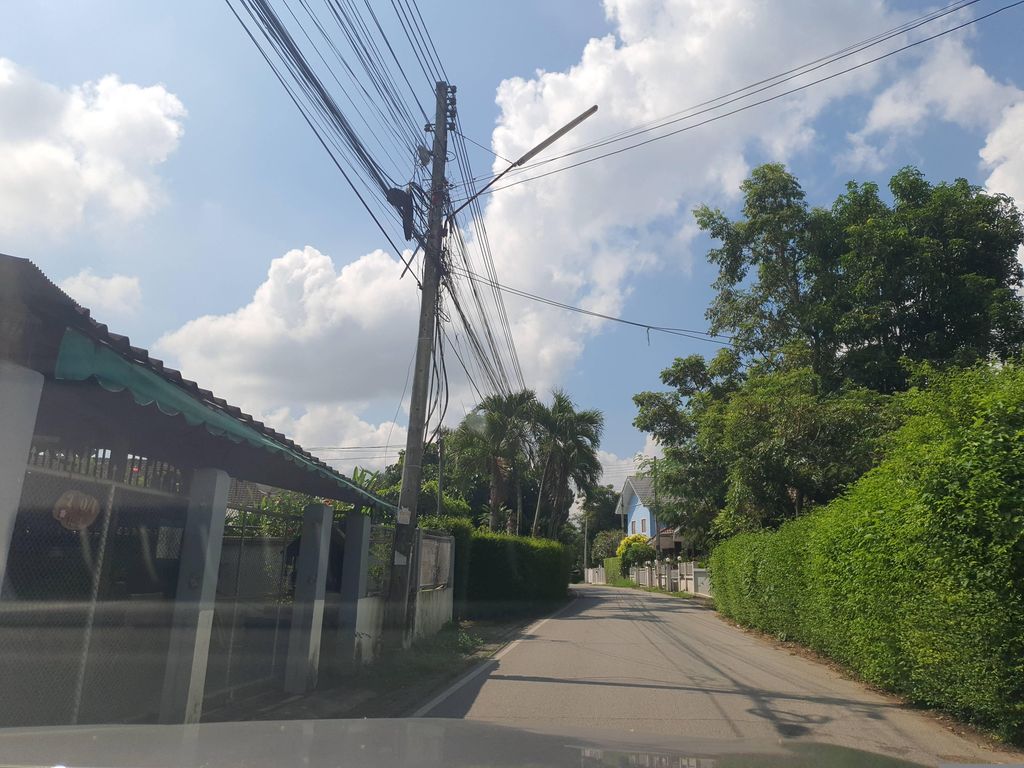 ภาพถนนตรงที่ FTcom ตั้งอยู่ ถ่ายโดย jrcarlsen พ.ศ. 2566 (2023) · A street-level view of where FTcom stands, by jrcarlsen in 2566 (2023)
