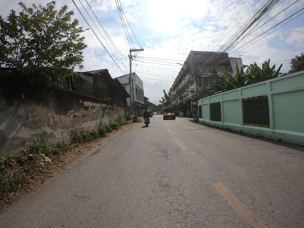 ภาพถนนตรงที่ มูลนิธิ พุทธจิต ธรรมญาณ ตั้งอยู่ ถ่ายโดย chanuwath_grab พ.ศ. 2562 (2019) · A street-level view of where มูลนิธิ พุทธจิต ธรรมญาณ · Munnithi Phuttha Chit Tham Yan stands, by chanuwath_grab in 2562 (2019)