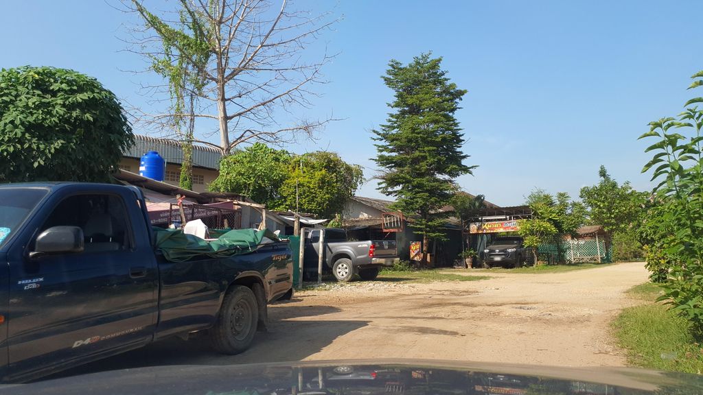 ภาพถนนตรงที่ ลาบไก่สะเมิง ตั้งอยู่ ถ่ายโดย jrcarlsen พ.ศ. 2565 (2022) · A street-level view of where ลาบไก่สะเมิง · Lapkaisamoeng stands, by jrcarlsen in 2565 (2022)
