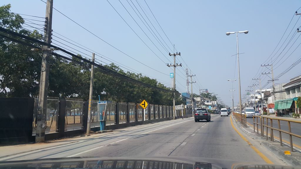 ภาพถนนตรงที่ โรตีกล้วยหอม ตั้งอยู่ ถ่ายโดย jrcarlsen พ.ศ. 2560 (2017) · A street-level view of where โรตีกล้วยหอม · Rotikluaihom stands, by jrcarlsen in 2560 (2017)