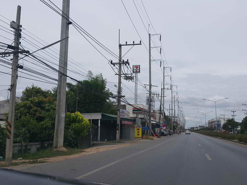 ภาพถนนตรงที่ ร้านตั้งต้น..น้ำปั่น ตั้งอยู่ ถ่ายโดย jrcarlsen พ.ศ. 2558 (2015) · A street-level view of where ร้านตั้งต้น..น้ำปั่น · Ran Tangton..nam Pan stands, by jrcarlsen in 2558 (2015)