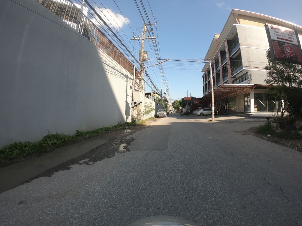 ภาพถนนตรงที่ The Glittering Resort ตั้งอยู่ ถ่ายโดย chanuwath_grab พ.ศ. 2562 (2019) · A street-level view of where The Glittering Resort stands, by chanuwath_grab in 2562 (2019)