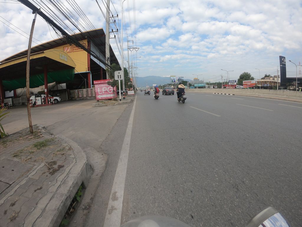 ภาพถนนตรงที่ สถานตรวจสภาพรถ นิ่มซี่เส็ง ตั้งอยู่ ถ่ายโดย chanuwath_grab พ.ศ. 2562 (2019) · A street-level view of where สถานตรวจสภาพรถ นิ่มซี่เส็ง · Sathan Truatsaphaphrot Nimsiseng stands, by chanuwath_grab in 2562 (2019)