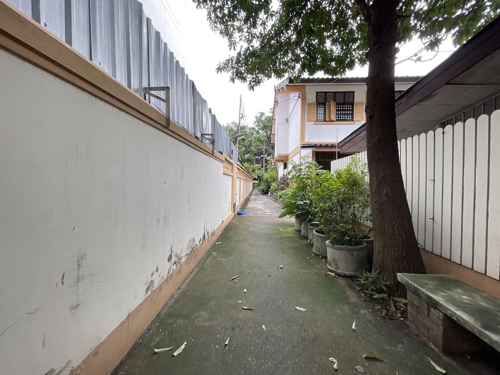 ภาพถนนตรงที่ บริ้งบริ้ง ผลไม้ดอง ตั้งอยู่ ถ่ายโดย filipb พ.ศ. 2566 (2023) · A street-level view of where บริ้งบริ้ง ผลไม้ดอง · Bringbring Phlamaidong stands, by filipb in 2566 (2023)