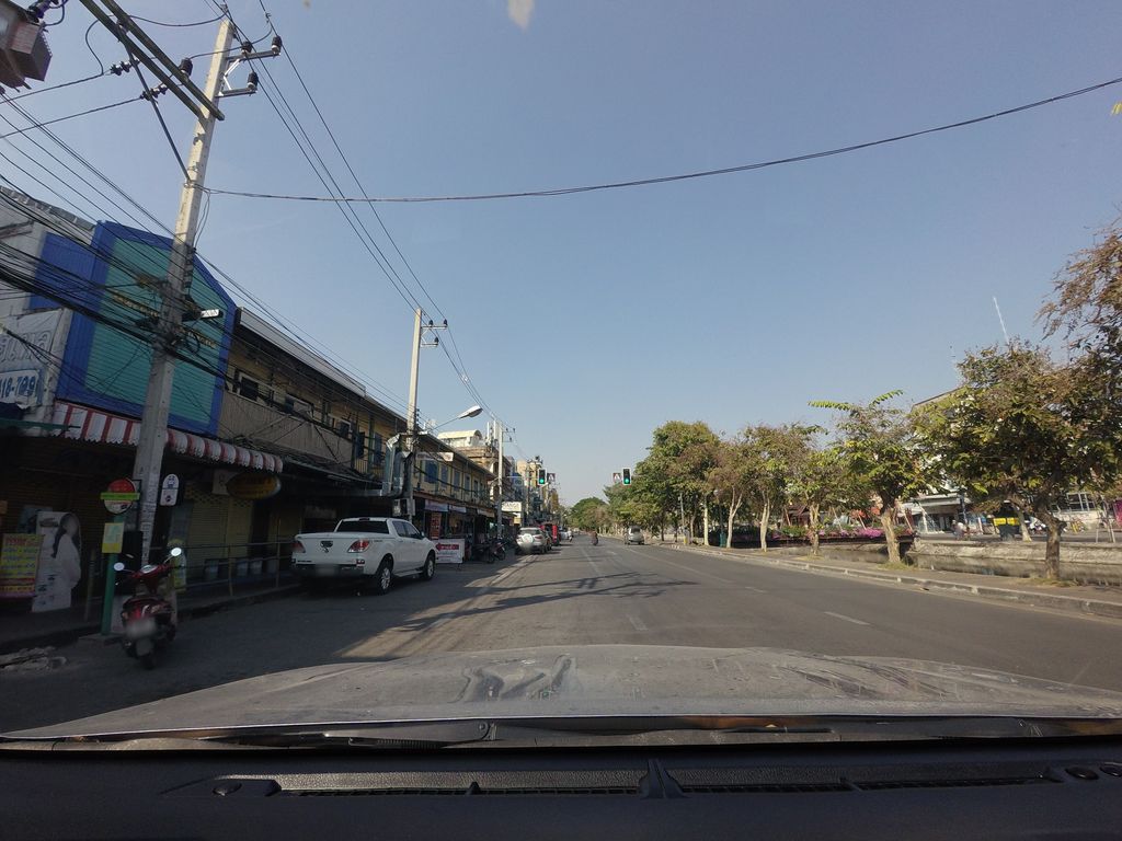 ภาพถนนตรงที่ โลตัสสมเพชร ตั้งอยู่ ถ่ายโดย mishari พ.ศ. 2564 (2021) · A street-level view of where โลตัสสมเพชร · Lotus Somphetra stands, by mishari in 2564 (2021)
