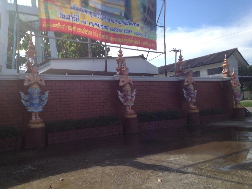 ภาพถนนตรงที่ วัดท้าวคำวัง ตั้งอยู่ ถ่ายโดย jimwatana พ.ศ. 2558 (2015) · A street-level view of where วัดท้าวคำวัง · Wat Thaokhamwang stands, by jimwatana in 2558 (2015)