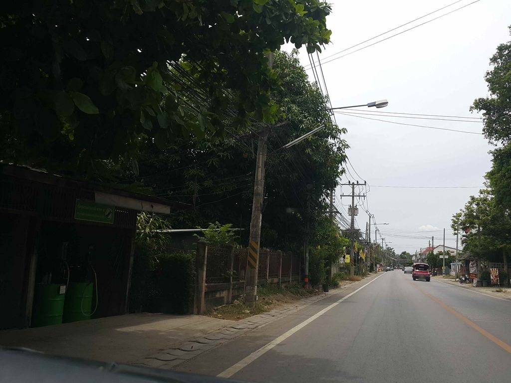 ภาพถนนตรงที่ เฮียตี๋ โรตีแยกบ่ะตั๊ด สันป่าตอง ตั้งอยู่ ถ่ายโดย jrcarlsen พ.ศ. 2558 (2015) · A street-level view of where เฮียตี๋ โรตีแยกบ่ะตั๊ด สันป่าตอง · Hiati Roti Yaek Batat San Pa Tong stands, by jrcarlsen in 2558 (2015)