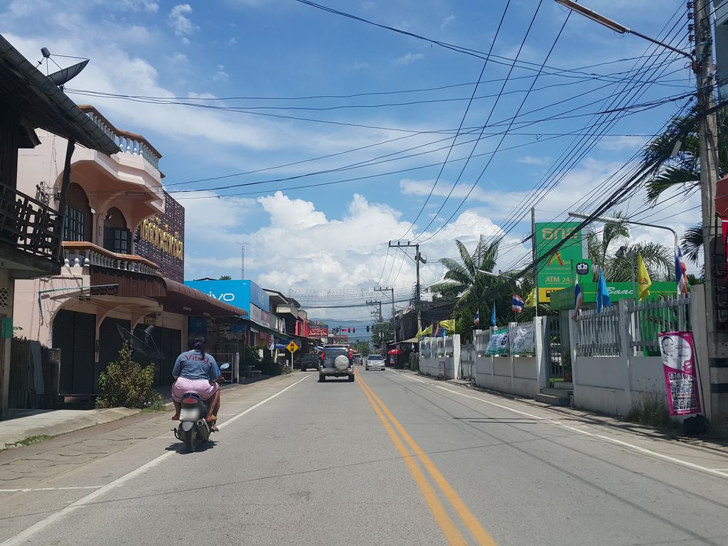 ภาพถนนตรงที่ หจก.เชียงใหม่จ้นทรวดี ตั้งอยู่ ถ่ายโดย jrcarlsen พ.ศ. 2558 (2015) · A street-level view of where หจก.เชียงใหม่จ้นทรวดี · .Chiang Mai Chanasa Wadi Partnership stands, by jrcarlsen in 2558 (2015)