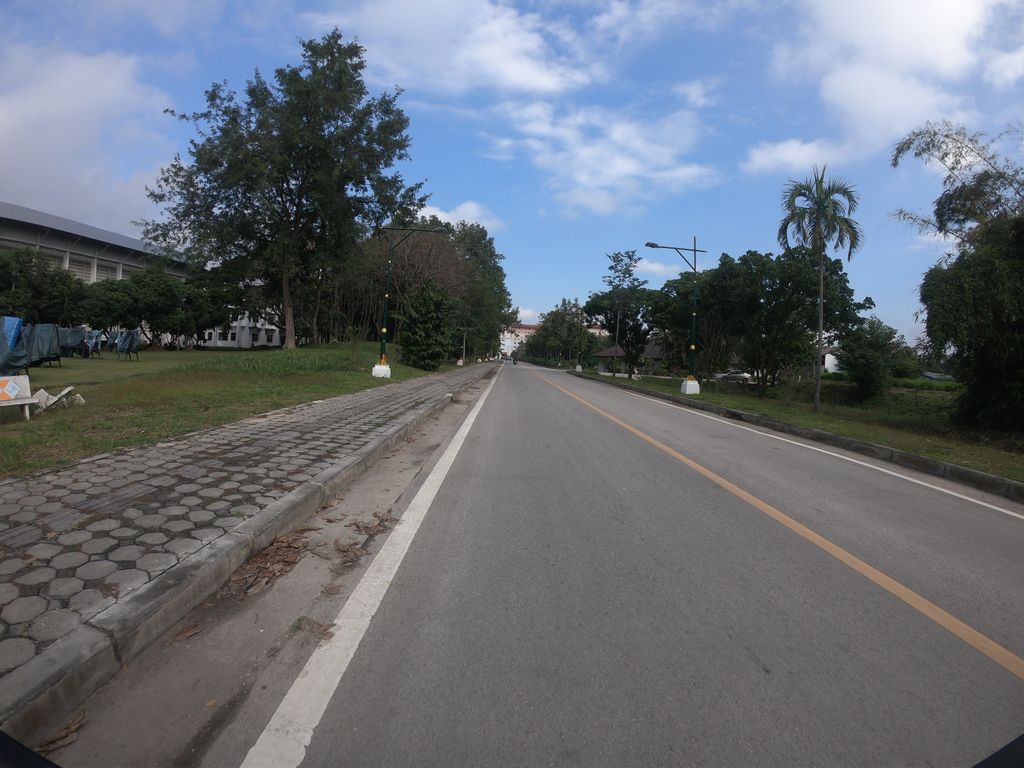 ภาพถนนตรงที่ สนามยิงธนู ตั้งอยู่ ถ่ายโดย chanuwath_grab พ.ศ. 2562 (2019) · A street-level view of where สนามยิงธนู · Sanamyingthanu stands, by chanuwath_grab in 2562 (2019)