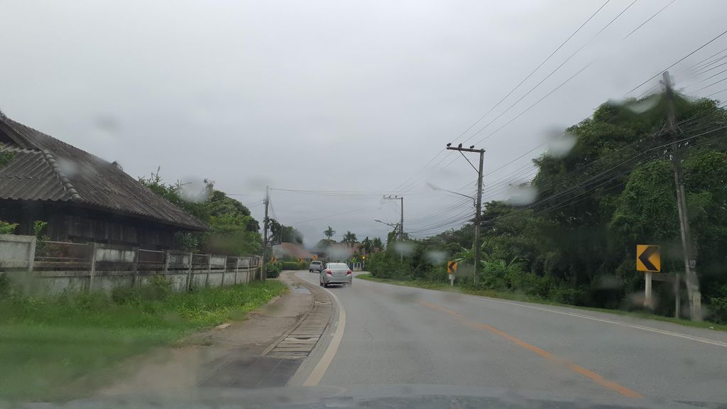 ภาพถนนตรงที่ ร้านกุญแจลานทอง ตั้งอยู่ ถ่ายโดย jrcarlsen พ.ศ. 2564 (2021) · A street-level view of where ร้านกุญแจลานทอง · Ran Kunchae Lan Thong stands, by jrcarlsen in 2564 (2021)