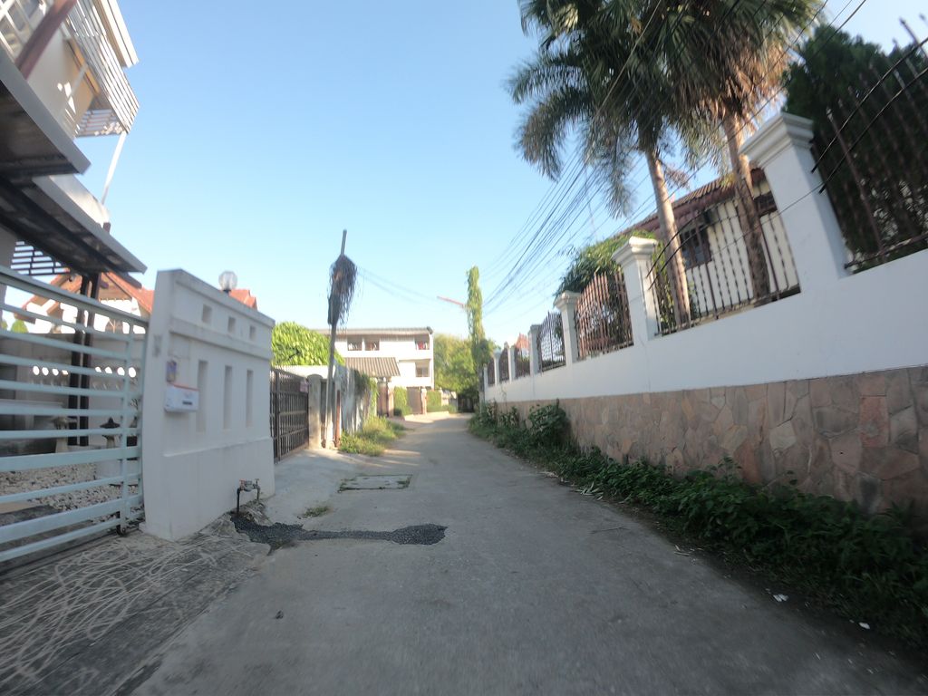 ภาพถนนตรงที่ crafitti home ตั้งอยู่ ถ่ายโดย chanuwath_grab พ.ศ. 2562 (2019) · A street-level view of where crafitti home stands, by chanuwath_grab in 2562 (2019)