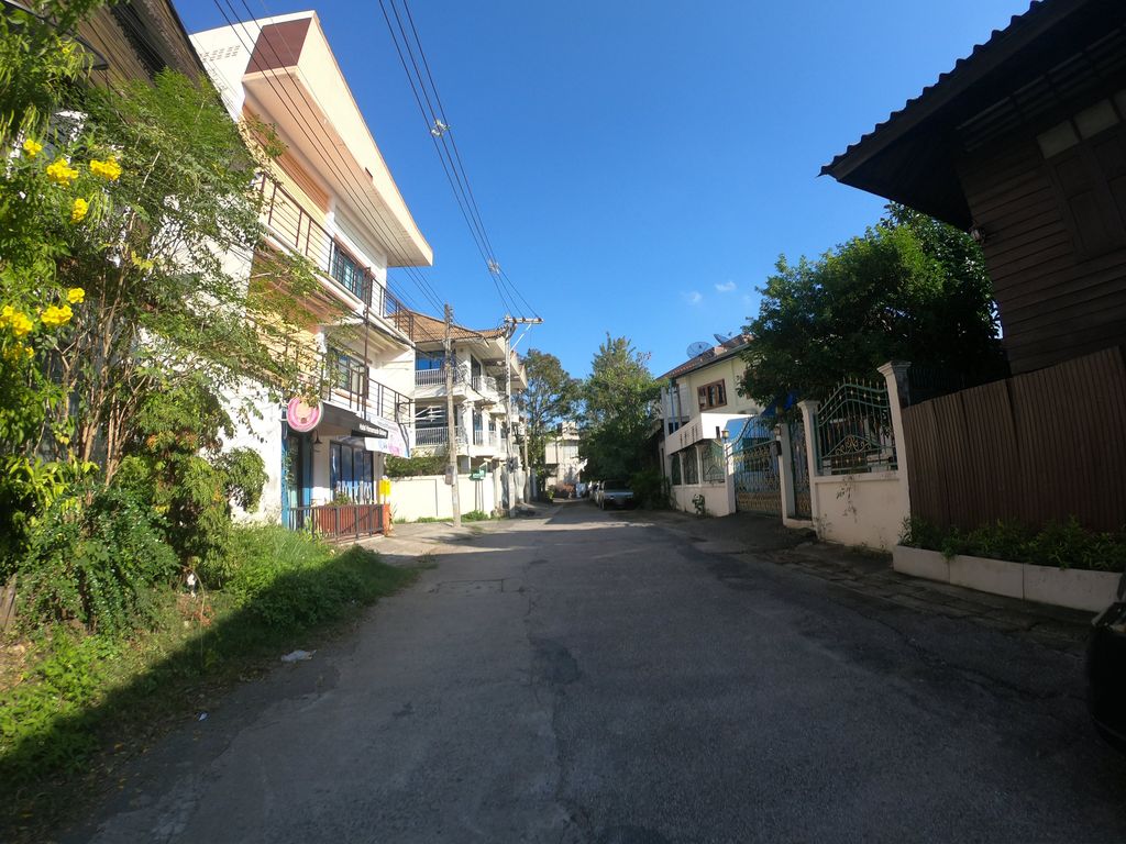 ภาพถนนตรงที่ Sister Love ตั้งอยู่ ถ่ายโดย chanuwath_grab พ.ศ. 2562 (2019) · A street-level view of where Sister Love stands, by chanuwath_grab in 2562 (2019)
