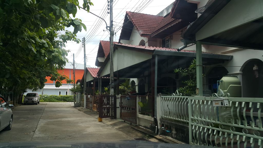 ภาพถนนตรงที่ สยามชัยสารภี เครื่องใช้ไฟฟ้าสด-ผ่อน ตั้งอยู่ ถ่ายโดย jrcarlsen พ.ศ. 2560 (2017) · A street-level view of where สยามชัยสารภี เครื่องใช้ไฟฟ้าสด-ผ่อน · Sayamchaisanphi Khrueangchai Faifa Sot-phon stands, by jrcarlsen in 2560 (2017)