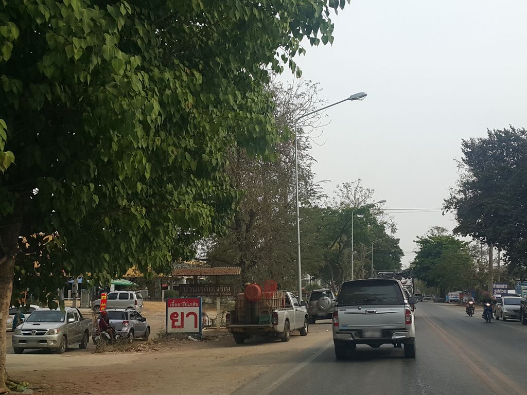 ภาพถนนตรงที่ แม่จันทร์เพ็ญ ตั้งอยู่ ถ่ายโดย jrcarlsen พ.ศ. 2559 (2016) · A street-level view of where แม่จันทร์เพ็ญ · Mae Chan Phen stands, by jrcarlsen in 2559 (2016)