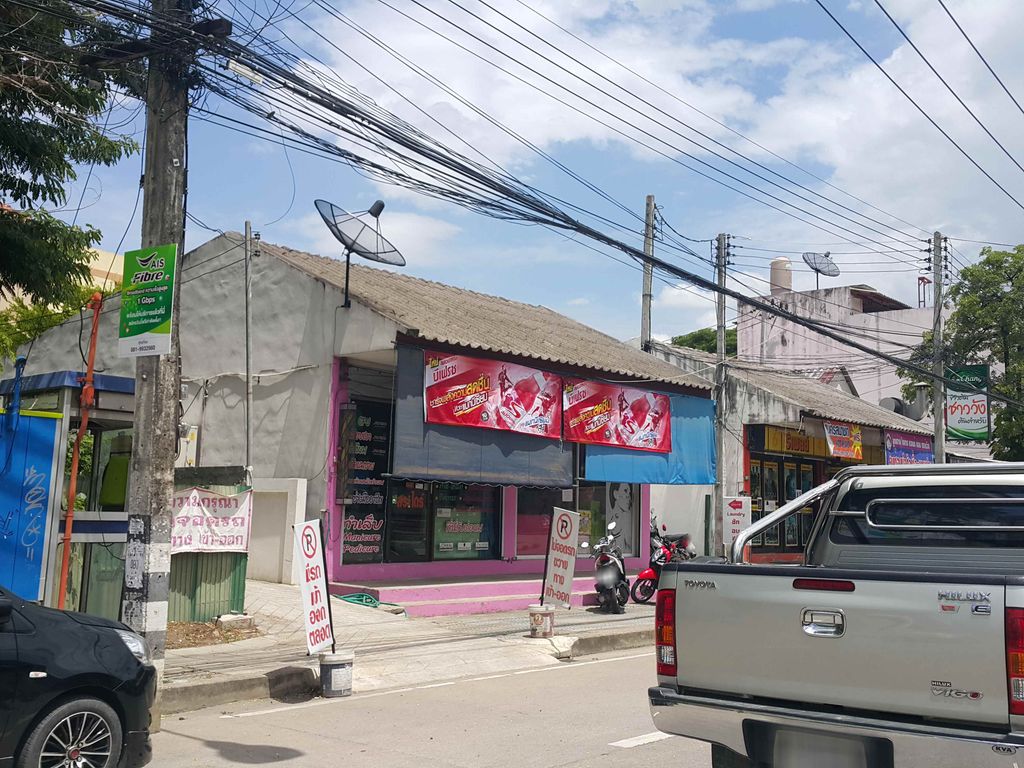 ภาพถนนตรงที่ เฮงเฮง คาร์เร้นท์ รถเช่าเชียงใหม่ ตั้งอยู่ ถ่ายโดย jrcarlsen พ.ศ. 2558 (2015) · A street-level view of where เฮงเฮง คาร์เร้นท์ รถเช่าเชียงใหม่ · Hengheng Car Rent Rotchao Chiang Mai stands, by jrcarlsen in 2558 (2015)