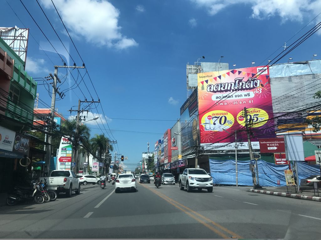 ภาพถนนตรงที่ ตลาดโชตนาพลาซ่า杂货铺 ตั้งอยู่ ถ่ายโดย prasert พ.ศ. 2561 (2018) · A street-level view of where ตลาดโชตนาพลาซ่า杂货铺 · Chotna Plaza杂货铺 Market stands, by prasert in 2561 (2018)