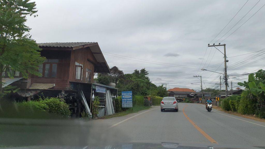 ภาพถนนตรงที่ sanputa coffee ตั้งอยู่ ถ่ายโดย jrcarlsen พ.ศ. 2564 (2021) · A street-level view of where sanputa coffee stands, by jrcarlsen in 2564 (2021)